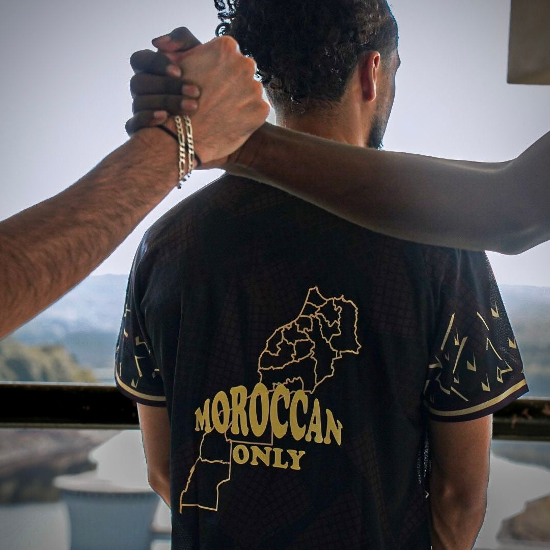  Vue arrière du maillot Moroccan Only Unmatch avec design carte du Maroc et poignée de mains symbole de solidarité