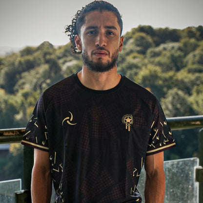 Homme portant le maillot Moroccan Only Unmatch de face édition spéciale football et streetwear