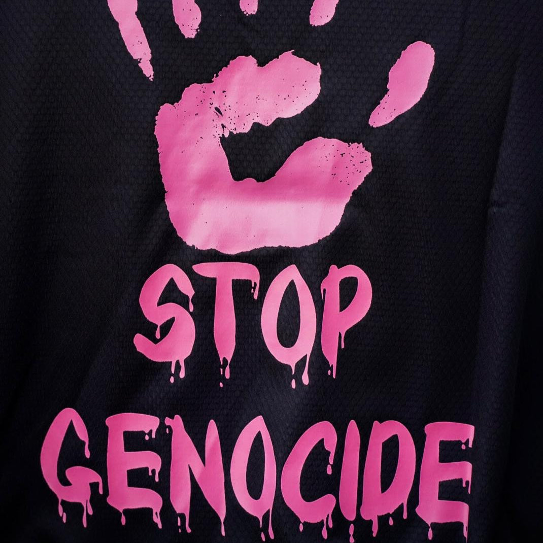 Zoom sur le dos du maillot Unmatch Free Congo avec empreinte de main et slogan Stop Genocide