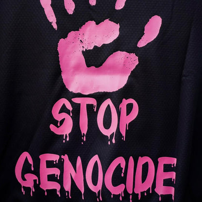 Zoom sur le dos du maillot Unmatch Free Congo avec empreinte de main et slogan Stop Genocide