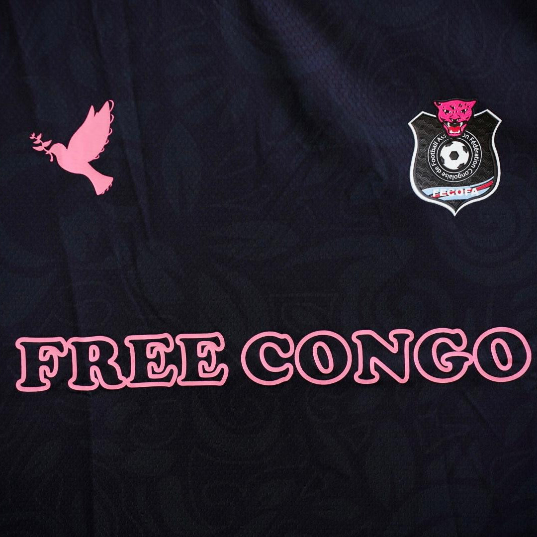 Détail du maillot Unmatch Free Congo avec colombe, logo et texte Free Congo