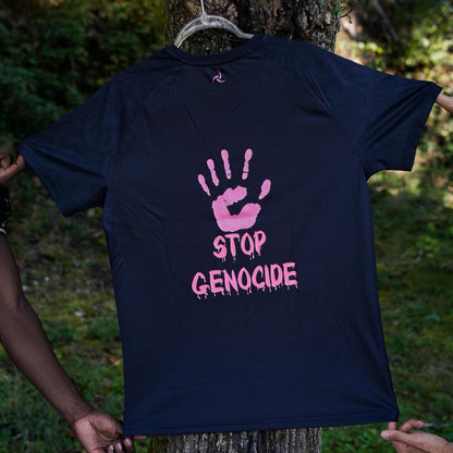 Dos du maillot Unmatch Free Congo accroché à un arbre avec empreinte de main Stop Genocide