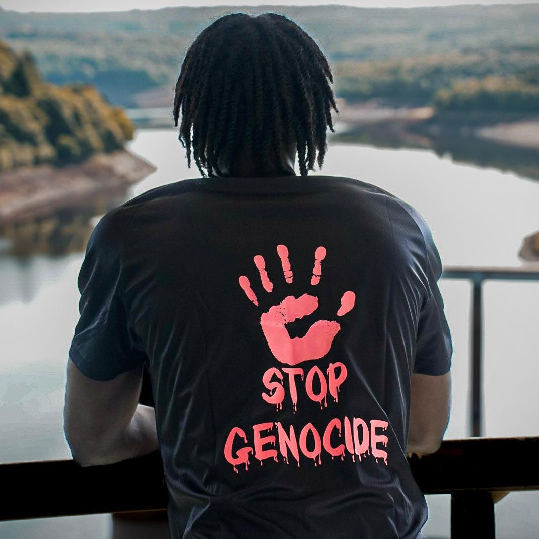 Dos du maillot Unmatch Free Congo avec main rouge Stop Genocide, photo en extérieur