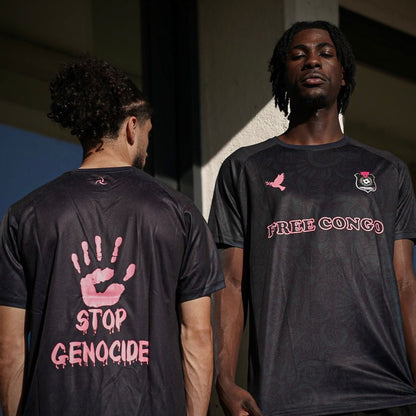 Deux hommes portant le maillot Unmatch Free Congo, face avec logo et dos Stop Genocide