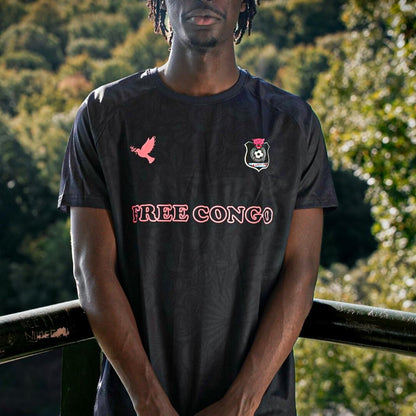 Homme portant le maillot Unmatch Free Congo noir de face avec logo et texte